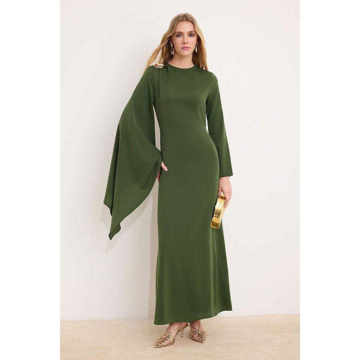 Elegantes Maxikleid mit asymmetrischem Glockenärmel