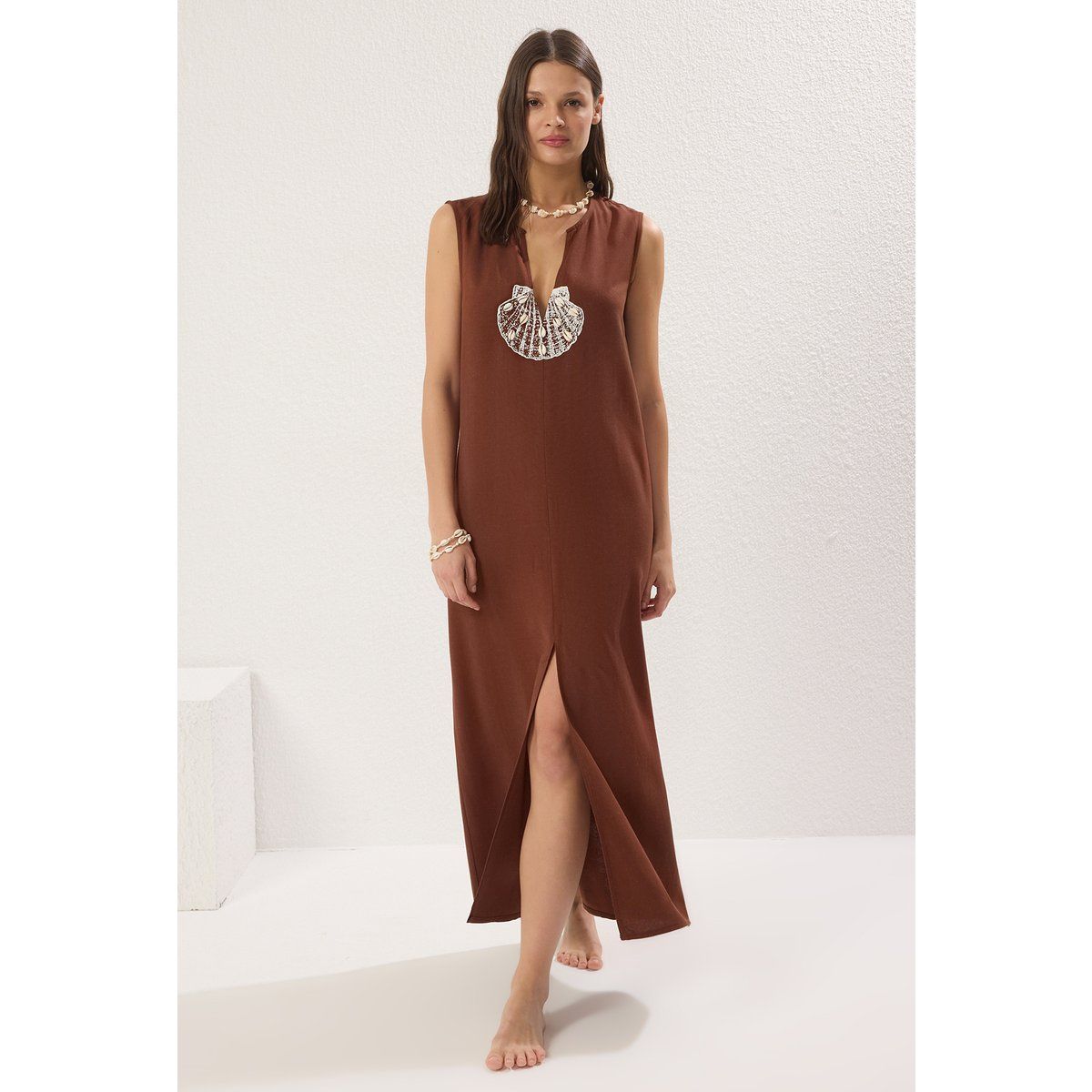 Gerades Maxikleid mit Muschel-Applikation