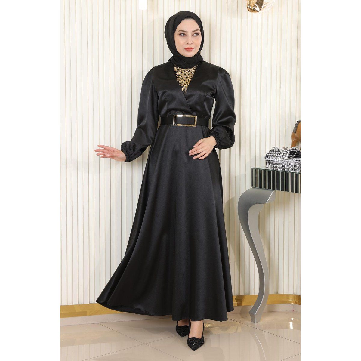 Elegantes verziertes Satin-Maxikleid