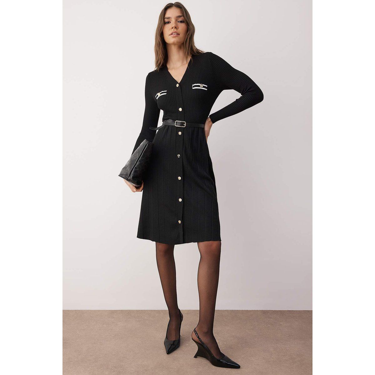 Geripptes Strick-Midikleid mit Knöpfen