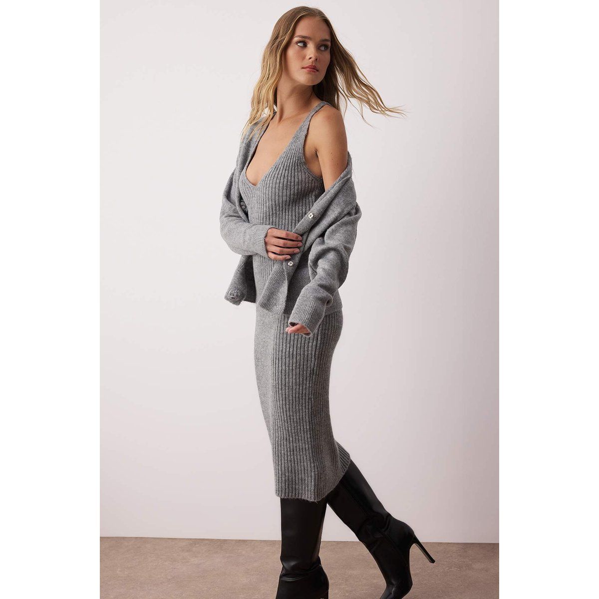 Geripptes V-Ausschnitt Strick-Midikleid