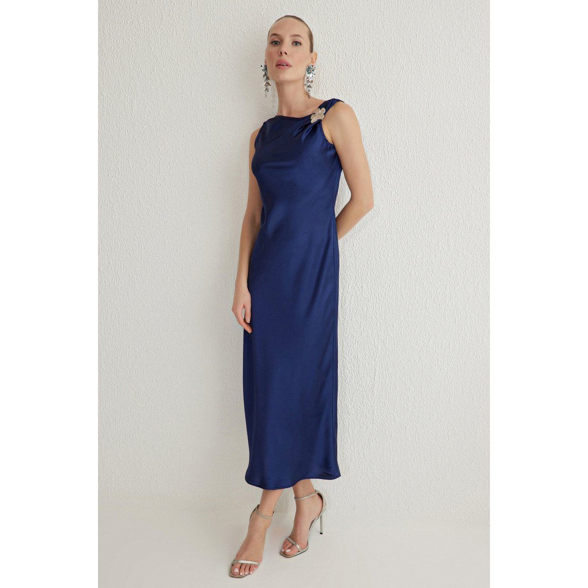 Elegantes Satin-Midikleid mit Brosche