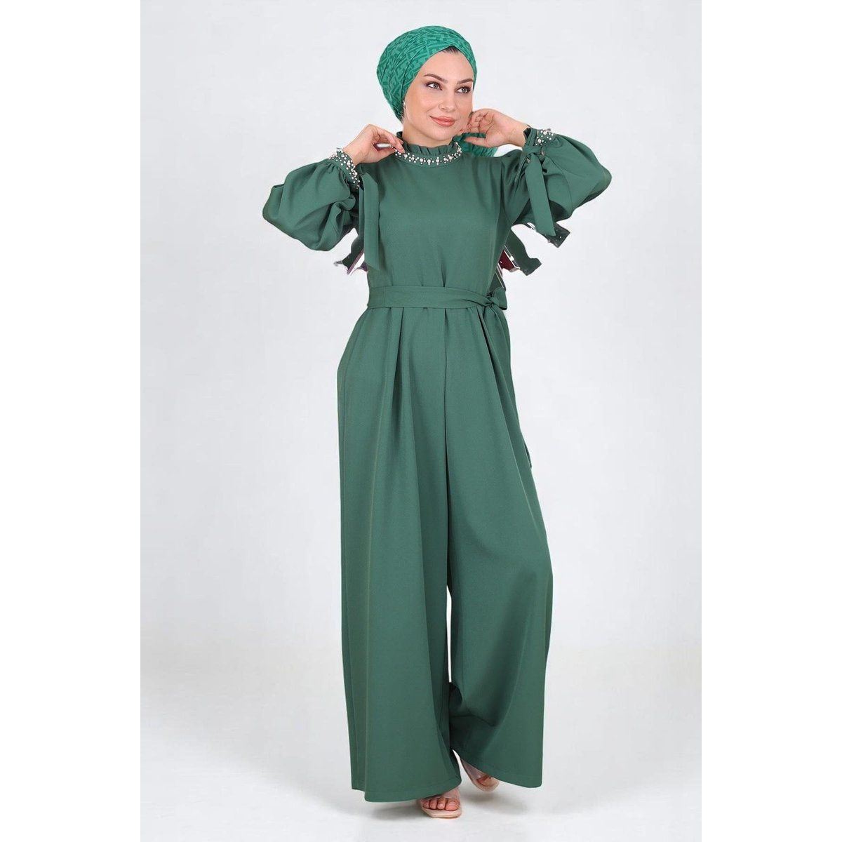 Modischer Jumpsuit mit Perlenverzierung