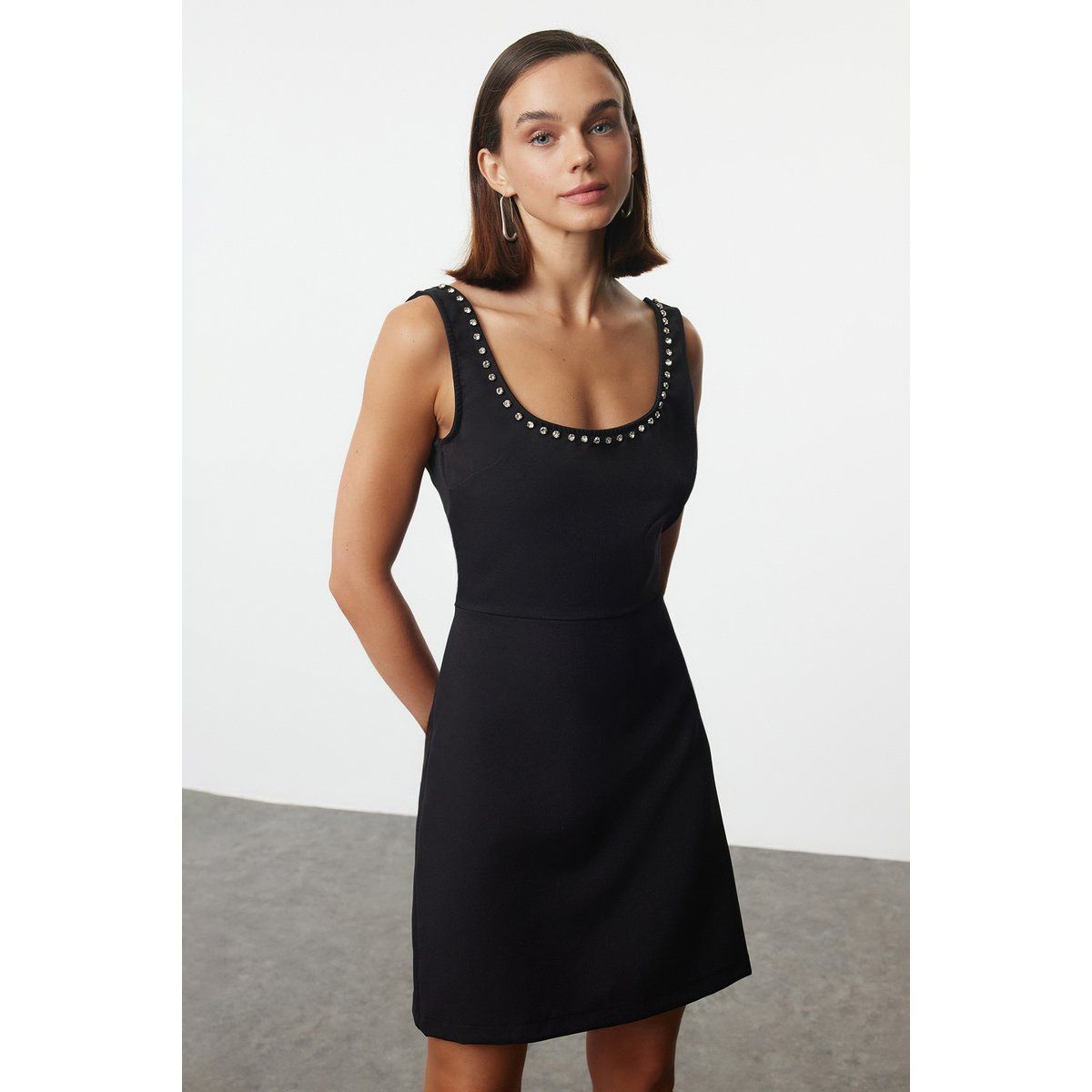 Mini-Kleid mit verziertem Ausschnitt