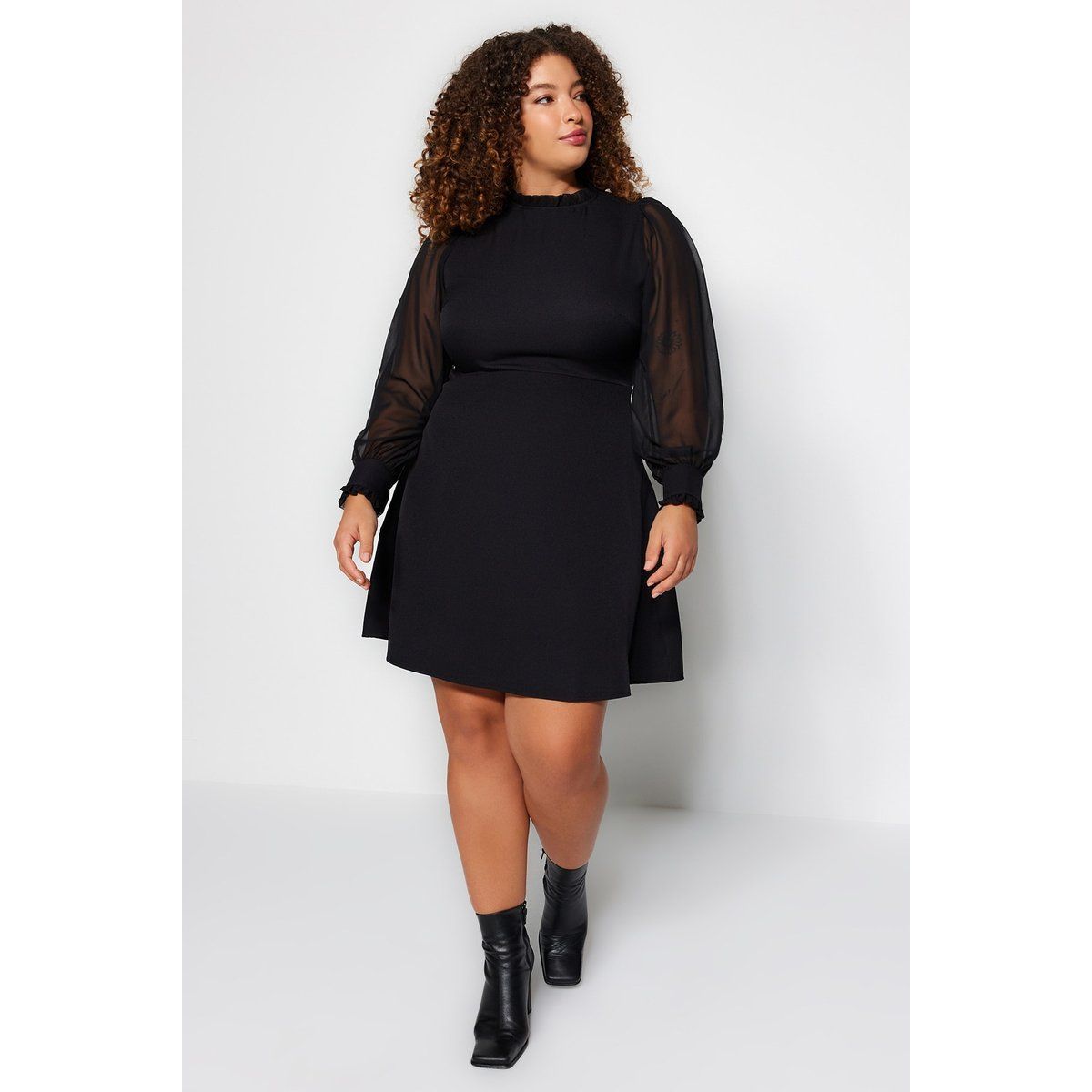 Elegantes Minikleid mit transparenten Ärmeln