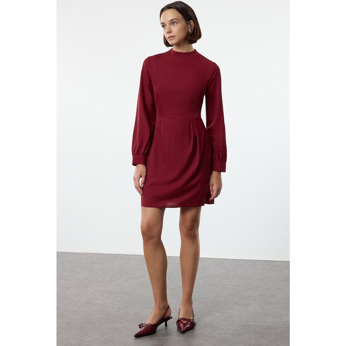 Plissiertes Minikleid mit langen Ärmeln