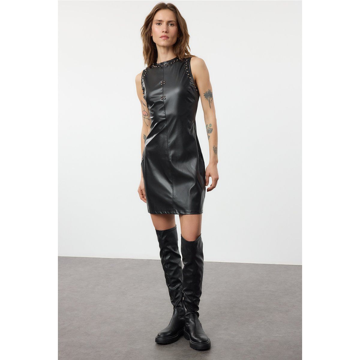 Mini-Kleid aus Kunstleder mit Nieten