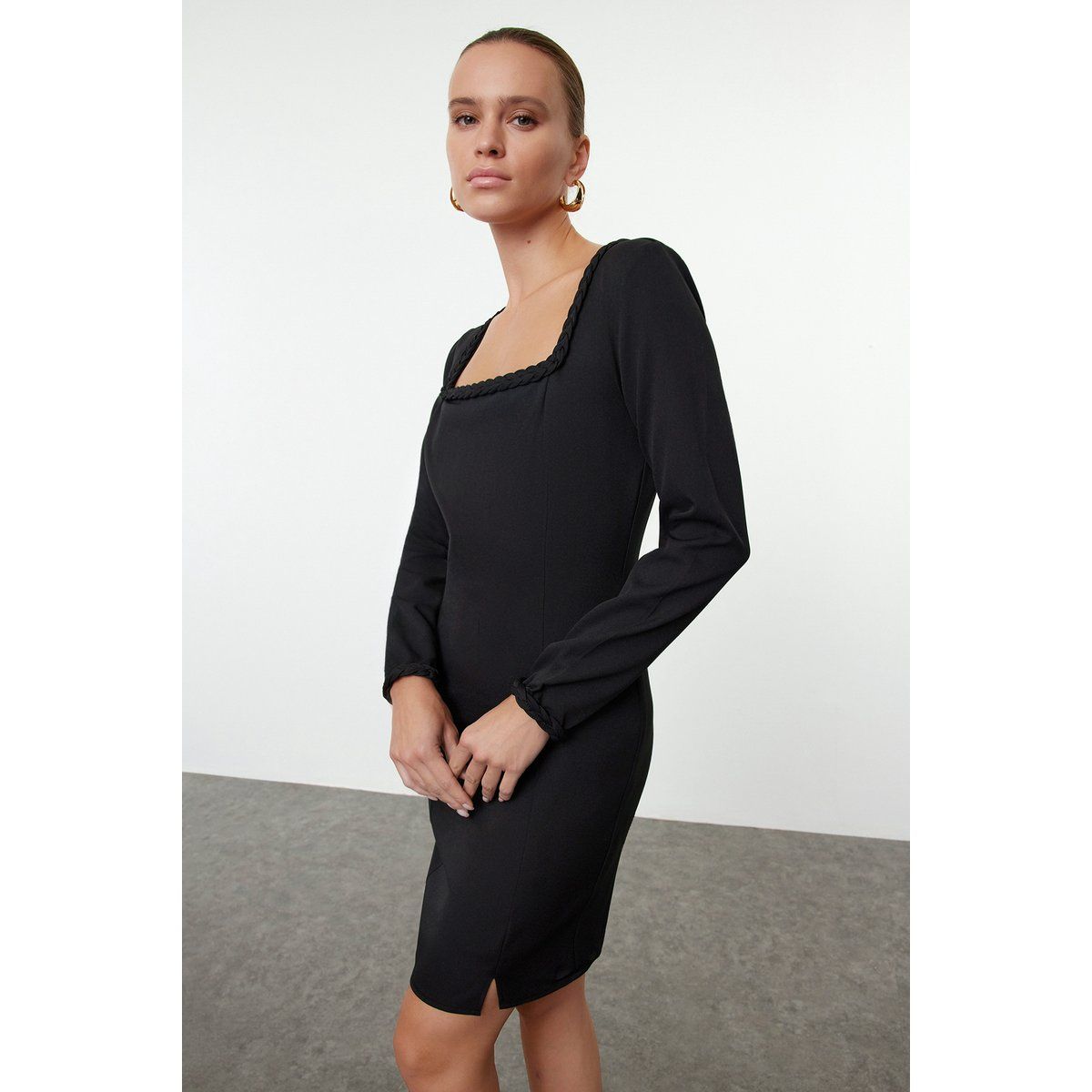 Minikleid mit geflochtenem Ausschnitt