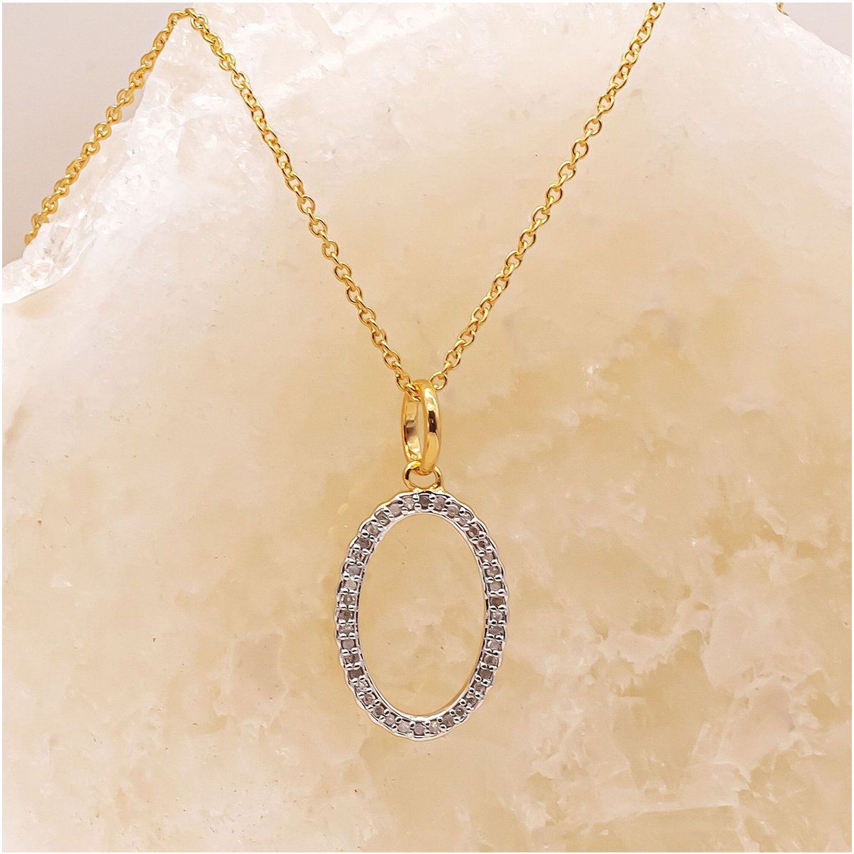 Halskette mit diamantbesetztem Oval-Anhänger