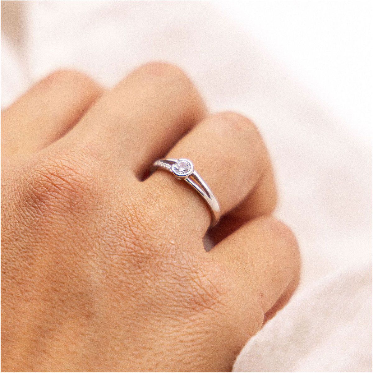 Solitärring mit geteilter Ringschiene